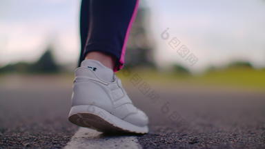 女人跑步者腿白色运动鞋行动路在户外运行体育运动女运动员模型开始运行